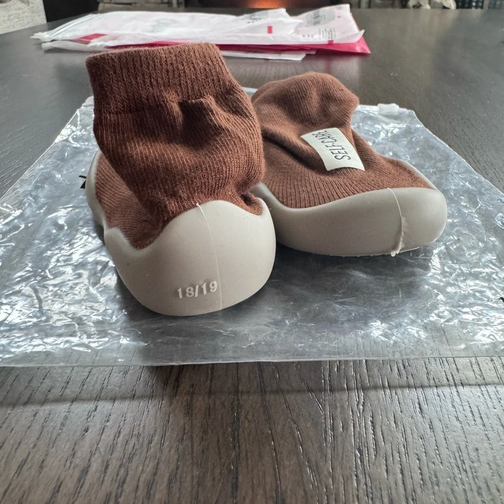 BRAND NEW 6-12M (18/19) Baby Shoe Socks in Brown and White